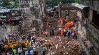 Seperti dilansir AFP, Selasa (28/6/2022), peristiwa tersebut terjadi pada Senin (27/6) malam kemarin. Gedung bertingkat itu runtuh tepat di sebelah daerah kumuh di distrik pusat kota India.