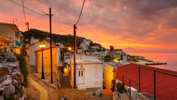 Pulau Ikaria di Yunani memiliki 10.000 oran penduduk yang hampir semuanya bebas dari demensia dan penyakit kronis. Satu dari tiga penduduknya hidup sampai usia 90-an. (Getty Images)