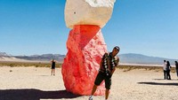 Pada 6 April, RM juga menyambangi Seven Magic Mountains. Ia sibuk memotret pemandangan nyeni yang ada di sana.  Seven Magic Mountains adalah susunan bongkahan batu yang disusun ke atas dan berwarna-warni. Destinasi wisatanya ada di Las Vegas, AS. Foto: Courtesy of RM Instagram/ @rkive