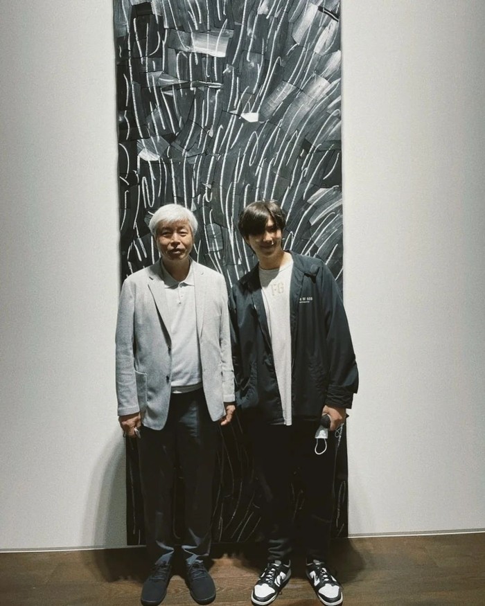 7 Gaya Nyeni RM BTS saat Datang ke Pameran Seni 7 Gaya Nyeni RM BTS saat Datang ke Pameran Seni