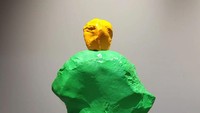 Di Art Basel 2022, RM juga memotret sejumlah karya seni yang menarik perhatian matanya, salah satunya yang berbentuk seperti bongkahan batu besar berwarna hijau dan kuning.  Foto: Courtesy of RM Instagram/ @rkive