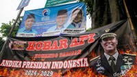 Spanduk ini dipasang oleh Kobar API (Komando Barisan Andika Presiden Indonesia).  