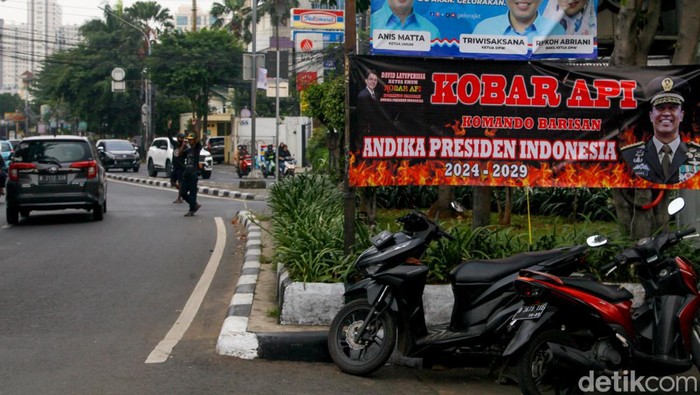 Spanduk dukungan kepada Panglima TNI Jenderal Andika Perkasa jadi presiden 2024-2029 muncul di Manggarai, Jaksel. Andika sendiri dianggap sebagai kuda hitam Pilpres 2024.