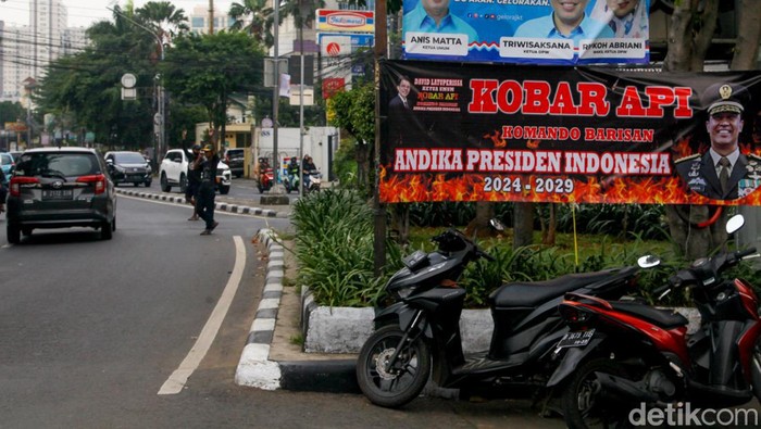 Ada Spanduk Jenderal Andika Presiden 2024 Mejeng di Manggarai Spanduk dukungan kepada Panglima TNI Jenderal Andika Perkasa jadi presiden 2024-2029 muncul di Manggarai, Jaksel. Andika sendiri dianggap sebagai kuda hitam Pilpres 2024.