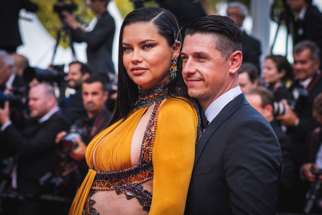 Di momen tersebut, Adriana didampingi oleh kekasihnya Andre Lemmers. Foto: Pascal Le Segretain/Getty Image