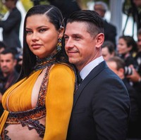 Di momen tersebut, Adriana didampingi oleh kekasihnya Andre Lemmers. Foto: Pascal Le Segretain/Getty Image