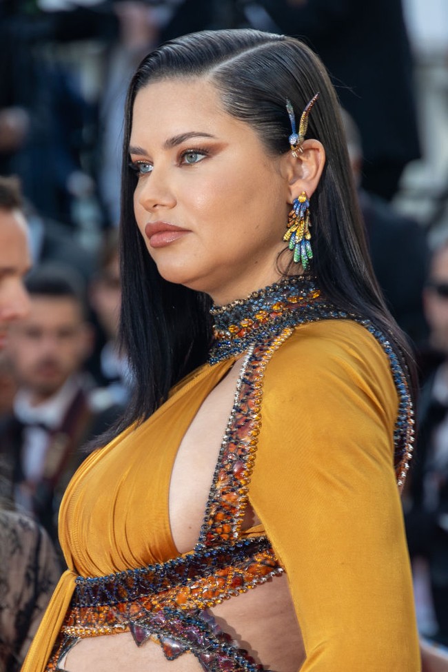 Inilah penampilan close-up nya. Terlihat wanita 41 tahun itu mengenakan jepit dan anting yang senada. Foto: Pascal Le Segretain/Getty Image