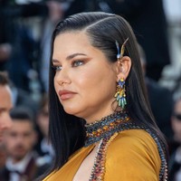 Inilah penampilan close-up nya. Terlihat wanita 41 tahun itu mengenakan jepit dan anting yang senada. Foto: Pascal Le Segretain/Getty Image