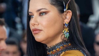 8 Gaya Adriana Lima Pamer Baby Bump di Red Carpet, Perubahannya Diperdebatkan