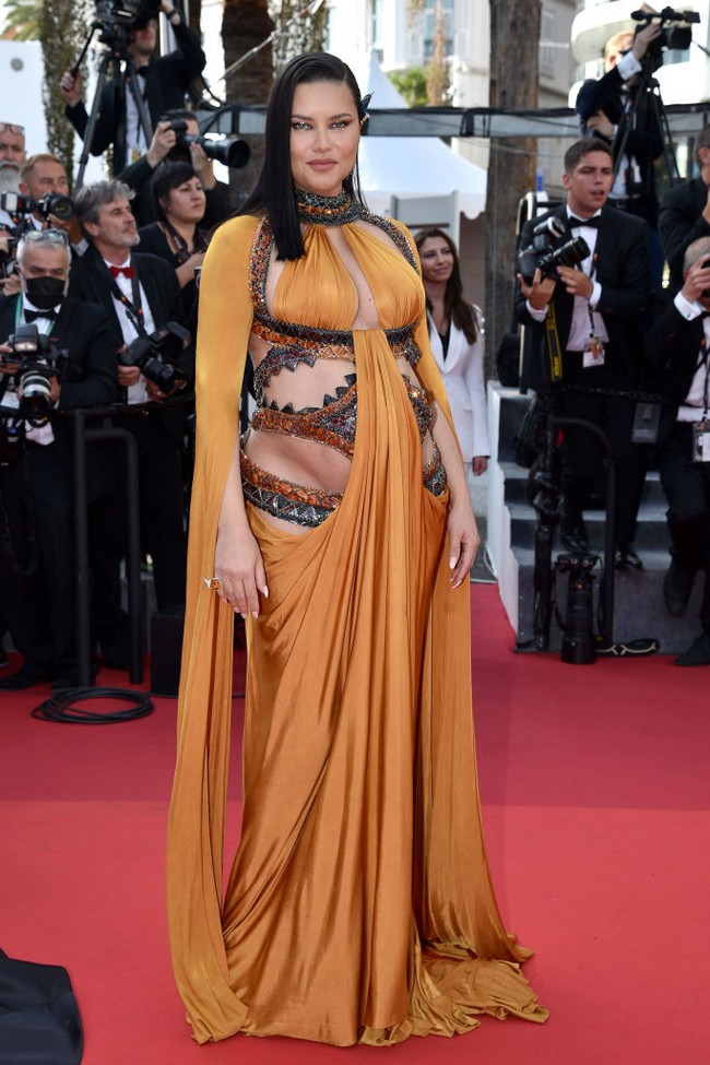 Dalam momen tersebut, model asal Brazil tersebut tampil mengenakan dress warna emas. Busana berpotongan cut-out di area perutnya tersebut membuat perut hamilnya terekspos. Foto: Pascal Le Segretain/Getty Image