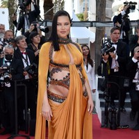 Dalam momen tersebut, model asal Brazil tersebut tampil mengenakan dress warna emas. Busana berpotongan cut-out di area perutnya tersebut membuat perut hamilnya terekspos. Foto: Pascal Le Segretain/Getty Image