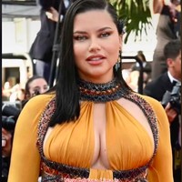 Adriana Lima tampil memukau di red carpet Cannes bulan lalu. Namun penampilannya itu baru-baru ini jadi viral setelah akun TikTok @strajescuiulia mengunggah postingan dengan tulisan di video Now Adriana Lima is radically different, tulisnya dengan emoji tersenyum dengan mata bintang. Foto: dok. Tiktok