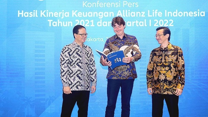 Allianz Catatkan Kinerja Positif Sepanjang 2021 Allianz Life Indonesia mencatatkan kinerja positif sepanjang tahun 2021, dengan Pendapatan Premi Bruto sebesar Rp 19 triliun atau bertumbuh 12,3% dibandingkan dengan tahun sebelumnya.