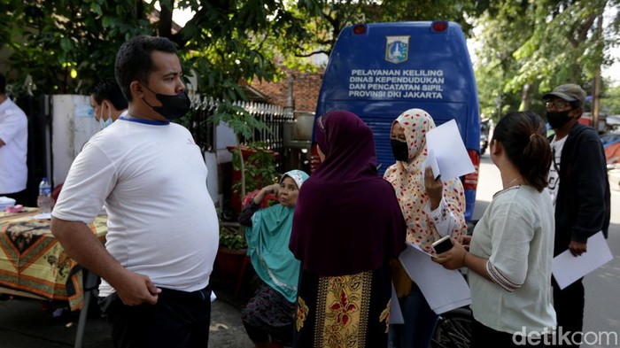 Antusias Warga Jakarta Ubah Data e-KTP Imbas Perubahan Nama Jalan Warga ramai-ramai melakukan perubahan data di KTP elektronik imbas pergantian nama jalan di Jakarta. Kegiatan itu digelar di kawasan Tanah Tinggi, Jakarta Pusat