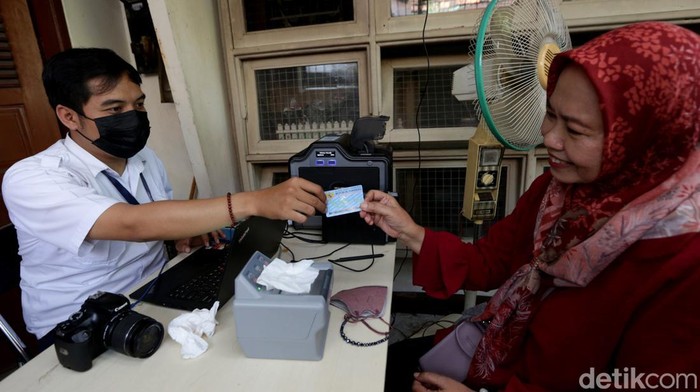 Antusias Warga Jakarta Ubah Data e-KTP Imbas Perubahan Nama Jalan Warga ramai-ramai melakukan perubahan data di KTP elektronik imbas pergantian nama jalan di Jakarta. Kegiatan itu digelar di kawasan Tanah Tinggi, Jakarta Pusat