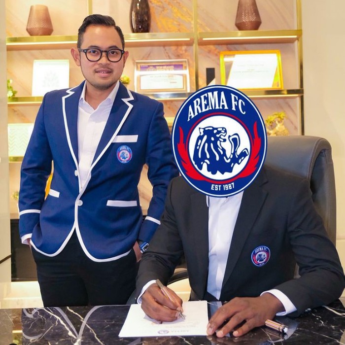 Kehadiran striker asing Arema FC sudah ditunggu-tunggu sejak bulan lalu. Kini Presiden Arema FC Gilang Widya Pramana main tebak-tebakan soal striker asing tersebut.