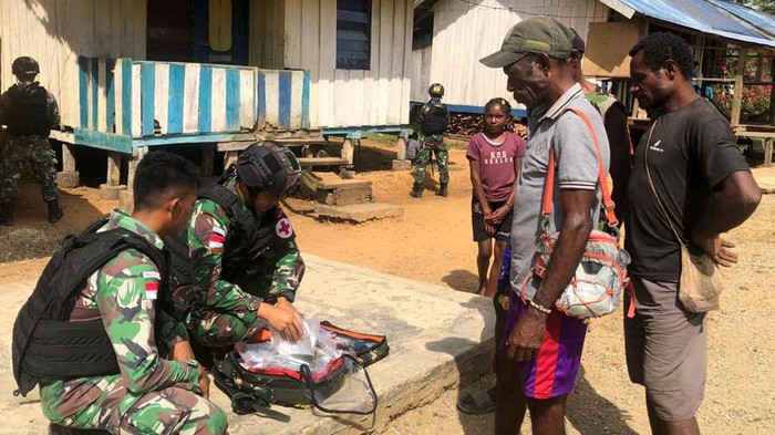 Pelayanan kesehatan berupa pengobatan gratis diberikan untuk warga di kawasan Keerom, Papua. Pengobatan gratis itu diberikan secara keliling kampung.