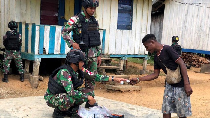 Bantuan Pengobatan Keliling untuk Masyarakat Perbatasan Papua Pelayanan kesehatan berupa pengobatan gratis diberikan untuk warga di kawasan Keerom, Papua. Pengobatan gratis itu diberikan secara keliling kampung.