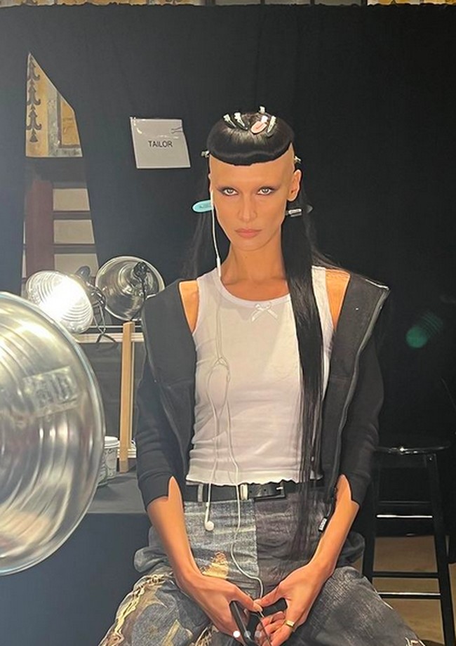 Bella Hadid sempat mengunggah video proses transformasi dirinya saat dirias di belakang panggung. Atas nama profesi, mereka tak takut tampil dengan perubahan ekstrem. (Foto: Instagram/@bellahadid)