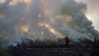 Petugas dari Manggala Agni Daops Banyuasin berhasil memadamkan kebakaran lahan di wilayah Ogan Ilir, Sumatera Selatan.   