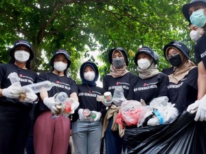 Hadapi Ancaman Siklon Tropis, Anak-anak Bersihkan Sampah Kali Code