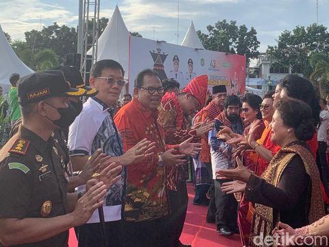 Bobby saat menari tarian Karo