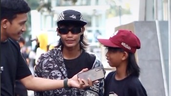 Semenjak itu, Bonge yang sering adu outfit di Sudirman makin terkenal dan diwawancara banyak vlogger juga influencer. Foto: dok TikTok