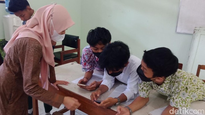 Calon siswa SMAN 1 Jatinom mendatangi sekolah untuk dipandu PPDB online, Rabu (29/6/2022).