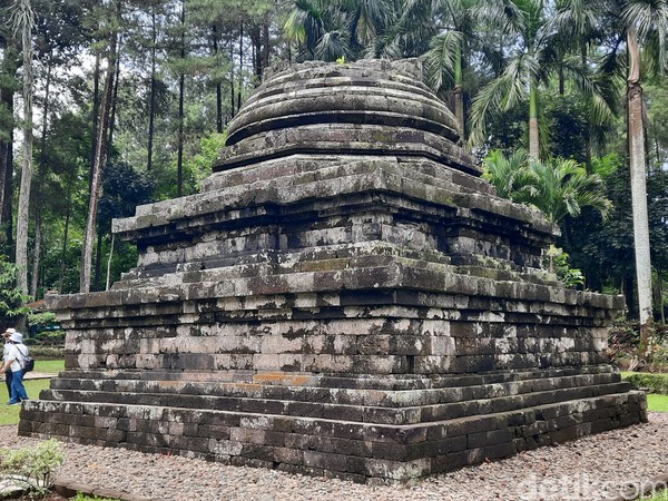 Berbeda dengan Candi Singosari yang bangunannya bergaya Hindu-Buddha, Candi Sumberawan ini bercorak Buddha. Bentuknya berupa stupa mirip seperti di Candi Borobudur. Foto: Putu Intan/detikcom