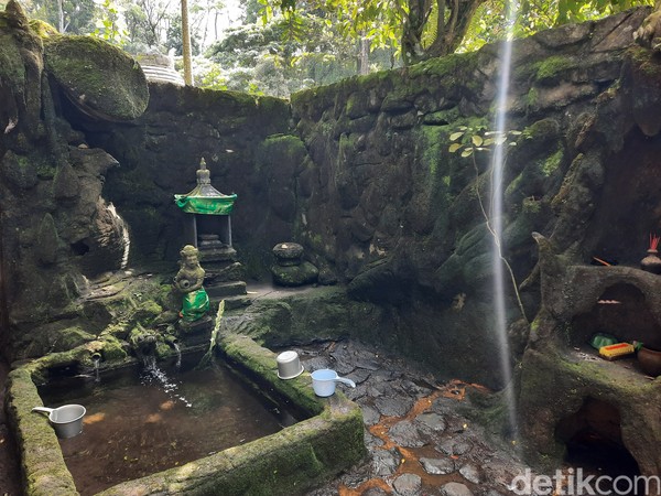Bicara tentang air, Candi Sumberawan dipercaya memiliki sumber air besar di bagian bawahnya. Air dari dasar candi dialirkan ke sebuah tempat yang disebut Sendang Kederajatan. Tempat ini digunakan untuk mandi dan airnya juga kerap diambil untuk berdoa. Foto: Putu Intan/detikcom Bicara tentang air, Candi Sumberawan dipercaya memiliki sumber air besar di bagian bawahnya. Air dari dasar candi dialirkan ke sebuah tempat yang disebut Sendang Kederajatan. Tempat ini digunakan untuk mandi dan airnya juga kerap diambil untuk berdoa. Foto: Putu Intan/detikcom