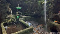 Bicara tentang air, Candi Sumberawan dipercaya memiliki sumber air besar di bagian bawahnya. Air dari dasar candi dialirkan ke sebuah tempat yang disebut Sendang Kederajatan. Tempat ini digunakan untuk mandi dan airnya juga kerap diambil untuk berdoa. Foto: Putu Intan/detikcom