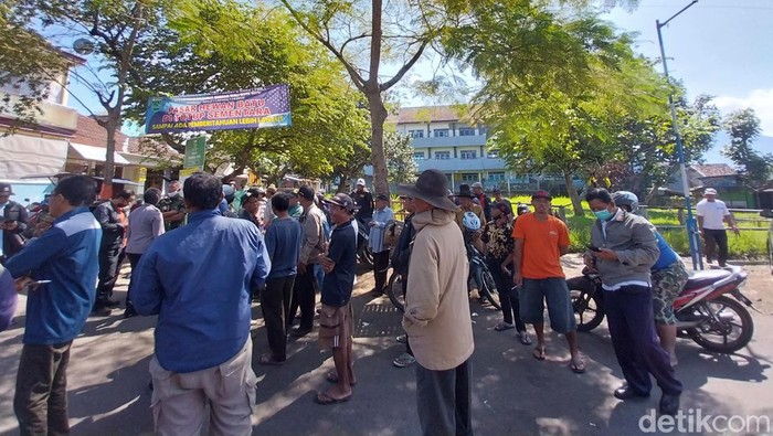 Demo pedagang di Pasar Hewan Kota Batu