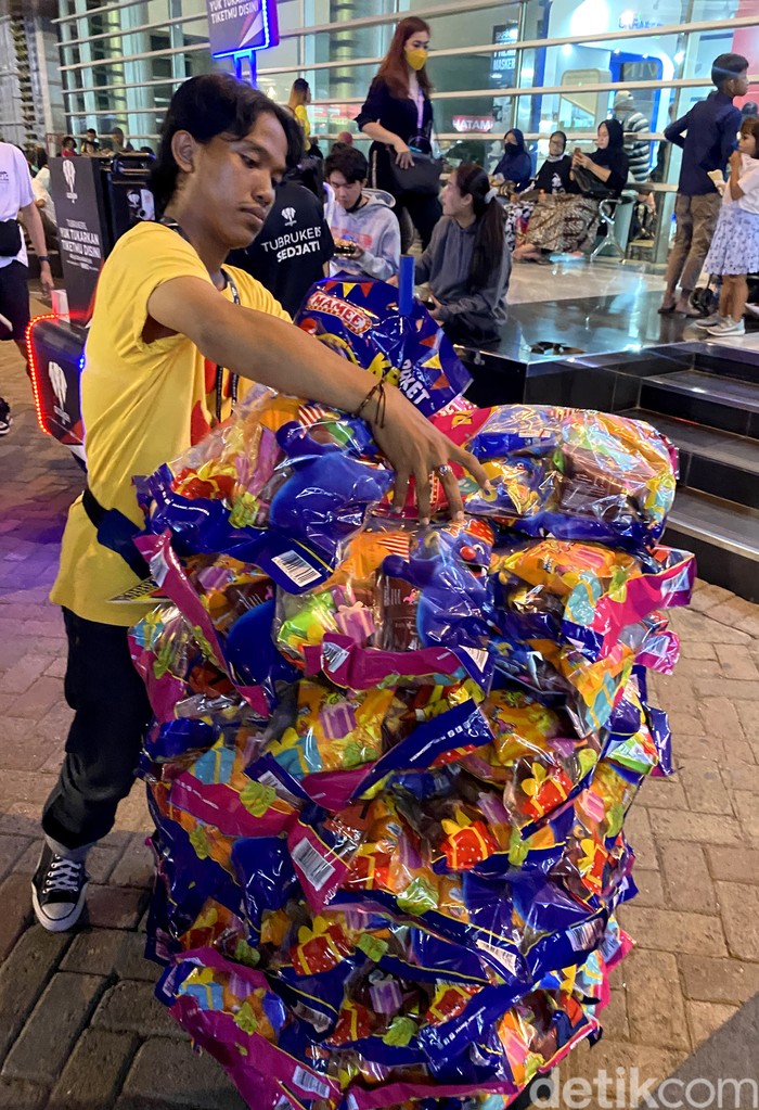 Deretan Paket 'Ciki' yang Jadi Oleh-oleh Khas PRJ, Apa Saja? Paket snack berisi makanan ringan yang dikemas dalam bingkisan jadi jajanan yang populer di Pekan Raya Jakarta. Paket snack ini seakan jadi oleh-oleh khas PRJ.