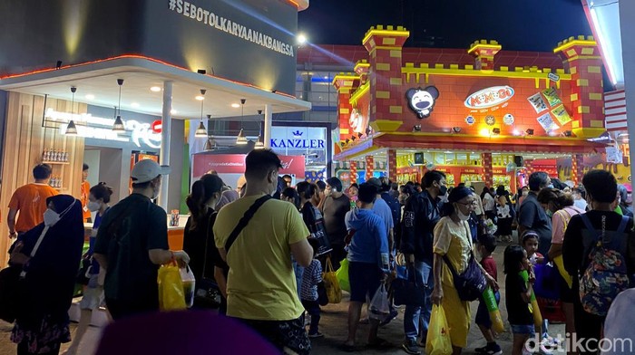 Deretan Paket 'Ciki' yang Jadi Oleh-oleh Khas PRJ, Apa Saja? Paket snack berisi makanan ringan yang dikemas dalam bingkisan jadi jajanan yang populer di Pekan Raya Jakarta. Paket snack ini seakan jadi oleh-oleh khas PRJ.