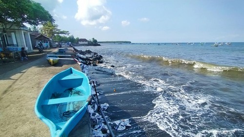 Jalan berlubang ditutup jukung di bibir pantai Pebuahan, Desa Banyubiru, Kecamatan Negara, Jembrana Bali, Rabu (29/6/2022)