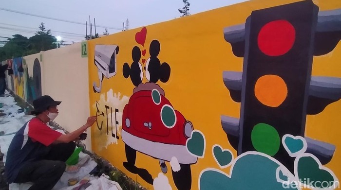Didik, salah satu peserta lomba mural HUT ke-76 Bhayangkara di Polsek Sawahan