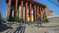 Menurut Kasatpol PP Sleman Shavitri Nurmala Dewidi, penutupan operasional Holywings ini dilakukan setelah Bupati Sleman Kustini Sri Purnomo merespons aduan masyarakat.