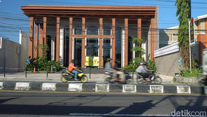 Tidak hanya di Jakarta, Holywings Jogja juga ditutup. Penutupan ini terkait dengan kasus promosi minuman keras yang menggunakan nama Muhammad dan Maria.