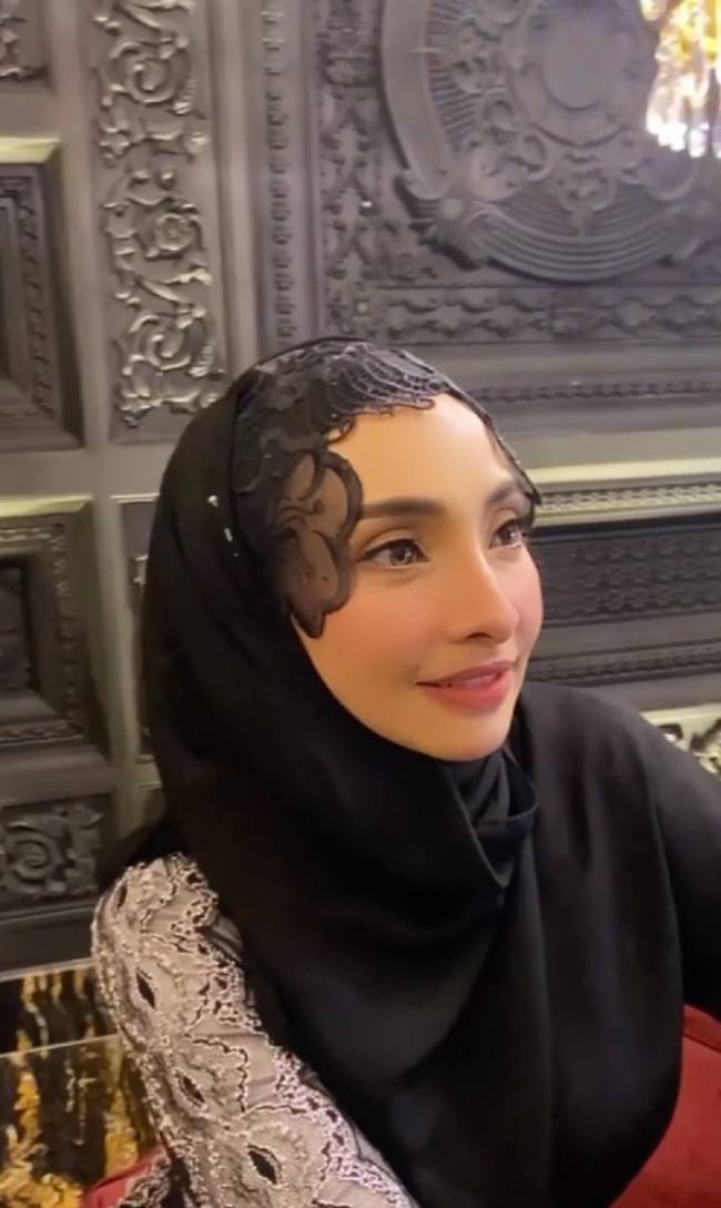 Penyanyi dan aktris itu mengucapkan syukur alhamdulillah karena anaknya berhasil diselamatkannya, meskipun dia harus mengalami luka-luka. Dalam unggahannya dia juga menyebutkan sosok pria yang mencoba menculik anak perempuannya. “Ikutkan orang yg menyerang tu lelaki yang agak besar dan kuat. Dengan izin Allah juga fya dapat melawan dan menyelamatkan anak fya,” tulisnya. Foto: Dok. Instagram Lufya Omar