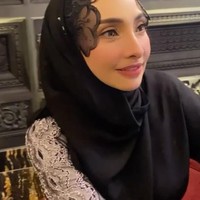 Penyanyi dan aktris itu mengucapkan syukur alhamdulillah karena anaknya berhasil diselamatkannya, meskipun dia harus mengalami luka-luka. Dalam unggahannya dia juga menyebutkan sosok pria yang mencoba menculik anak perempuannya. “Ikutkan orang yg menyerang tu lelaki yang agak besar dan kuat. Dengan izin Allah juga fya dapat melawan dan menyelamatkan anak fya,” tulisnya. Foto: Dok. Instagram Lufya Omar