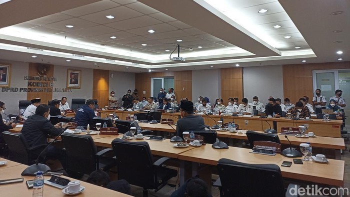 DPRD hari ini menggelar rapat bersama Pemprov DKI Jakarta dan manajemen Holywings.