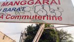 Duh! Papan Nama Stasiun Manggarai Penuh Coretan