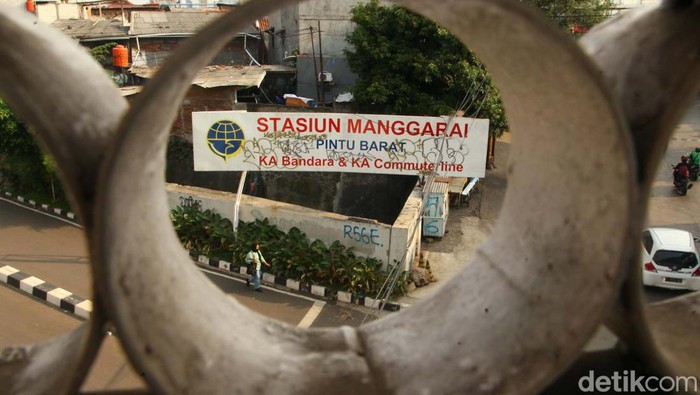 Papan nama Stasiun Manggarai, Jakarta Selatan, menjadi sasaran vandalisme. Lokasinya berada dekat pintu barat stasiun.