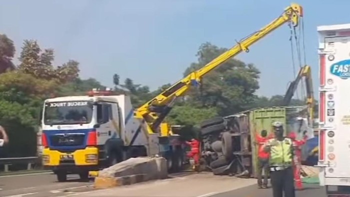 Dump truck kecelakaan di Km 24 Tol Jagorawi