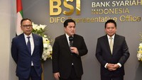 Menteri BUMN Erick Thohir (tengah) didamping Direktur Utama PT Bank Syariah Indonesia Tbk Hery Gunardi (kanan) dan CEO Indonesia Investment Authority Ridha Wirakusumah (kiri) berdialog saat mengunjungi Representative Office BSI Dubai - UAE.