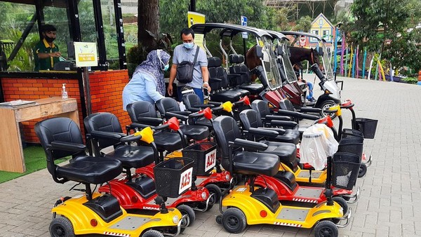 Ada pula banyak wahana bermain seperti Electric Scooter, Perahu Danau, Kereta Mini, Playground, Storyland, hingga carnaval games (Lembang Park and Zoo) Ada pula banyak wahana bermain seperti Electric Scooter, Perahu Danau, Kereta Mini, Playground, Storyland, hingga carnaval games (Lembang Park and Zoo)
