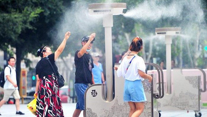 SHANGHAI, CHINA - JUNE 28: Tourists enjoy cooling air at the Yuyuan Garden during a hot summer day on June 28, 2022 in Shanghai, China. (Photo by Yang Jianzheng/VCG via Getty Images)