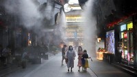 Suhu udara di beberapa wilayah China pada musim panas di naik hingga mencapai angka rata-rata 35 derajat Celcius.
