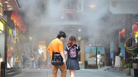 Pemerintah setempat pun mengeluarkan peringatan kepada masyarakat untuk menghindari aktivitas luar ruangan akibat ancaman gelombang panas.