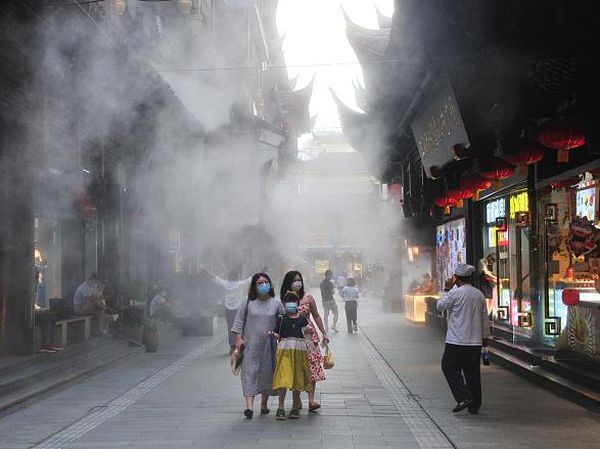 Brrr... Pedestrian di China Dibikin Bak Kulkas Gegara Cuaca Panas
